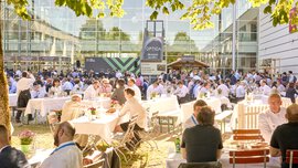 Well-attended “beer garden” in the atrium of the Munich Trade Fair Center during the presentation of the Innovation Awards 2025