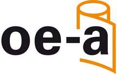 Logo mit dem Text „oe-a“ in Schwarz. Hinter dem a ist ein oranges Icon einer aufrecht stehenden Rolle sichtbar.