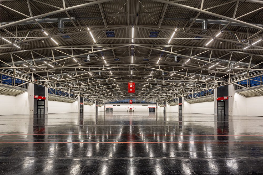 The installation of the new LED technologies is only possible in empty halls. Photo: RIDI Leuchten GmbH