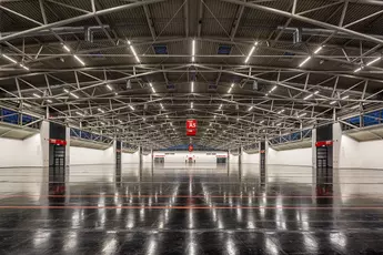 Die Installation der neuen LED-Technologien ist ausschließlich in leeren Hallen möglich. Foto: RIDI Leuchten GmbH