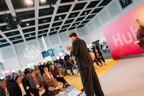 Vortrag auf der Hub-Stage der DMEA vor großem Publikum während des DMEA Nova Award Programms