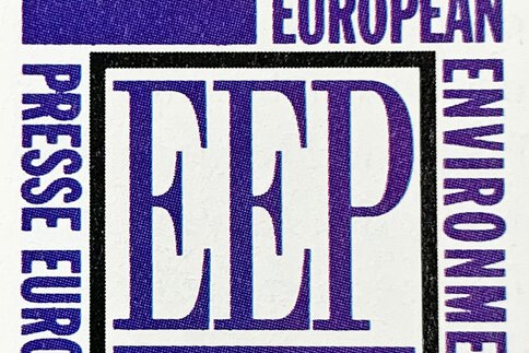 Logo des „European Environmental Press“ (EEP) in Lila mit EU-Sternenkranz und Feder-Symbol.