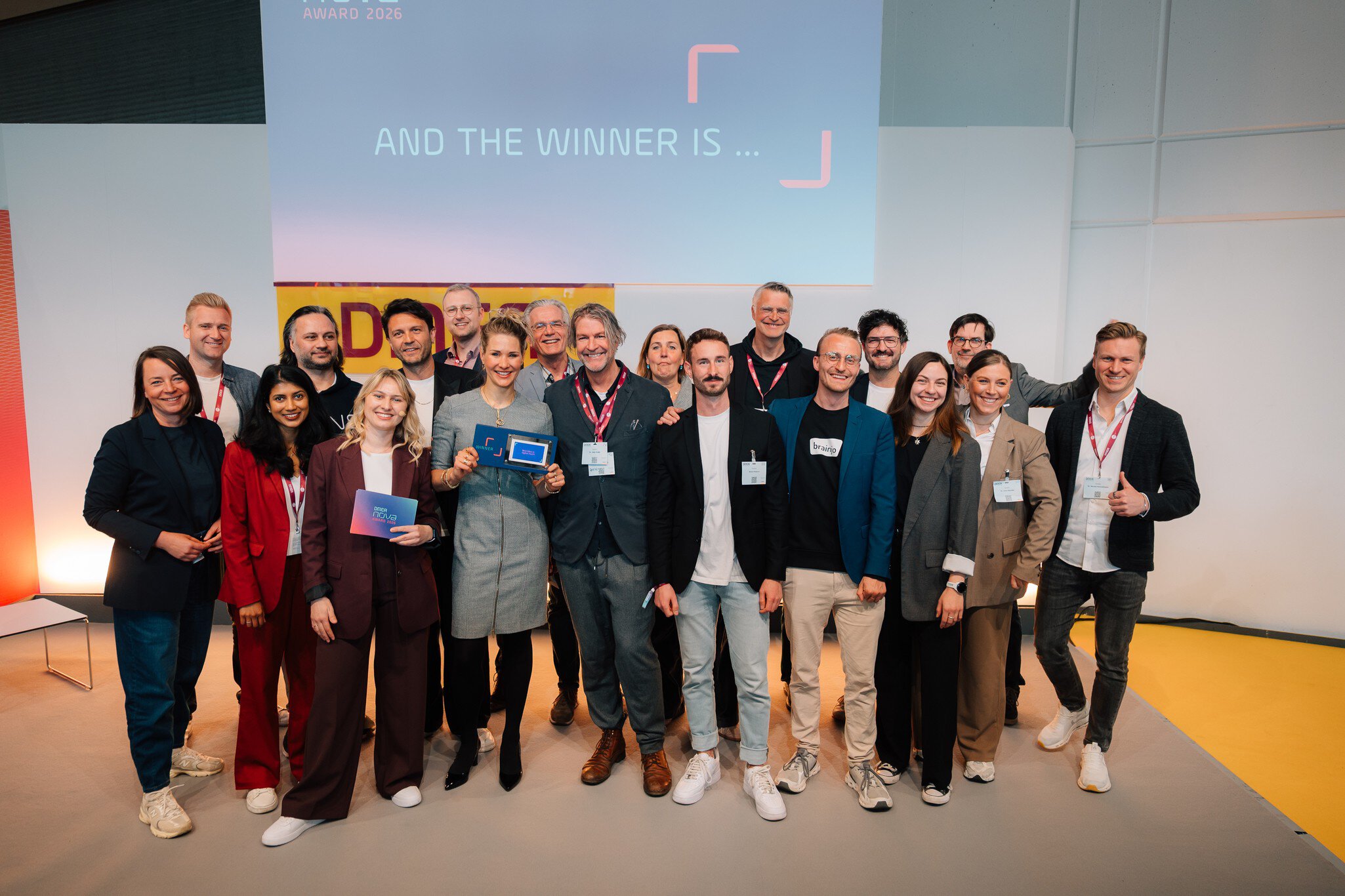 Gruppenfoto der DMEA Nova Award Teilnehmenden vor der Gewinner-Ankündigung