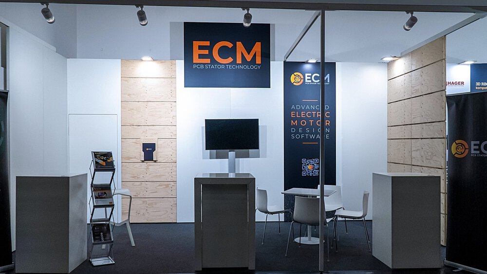 Messestand mit ECM-Logo, zentralem Monitor, Regalen und minimalistischem Design.