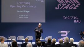 Eröffnungsveranstaltung der digitalBAU, Bühne mit digitalBAU Logo und Moderator Boris Schade-Bünsow - Chefredakteur Bauwelt, Bauverlag