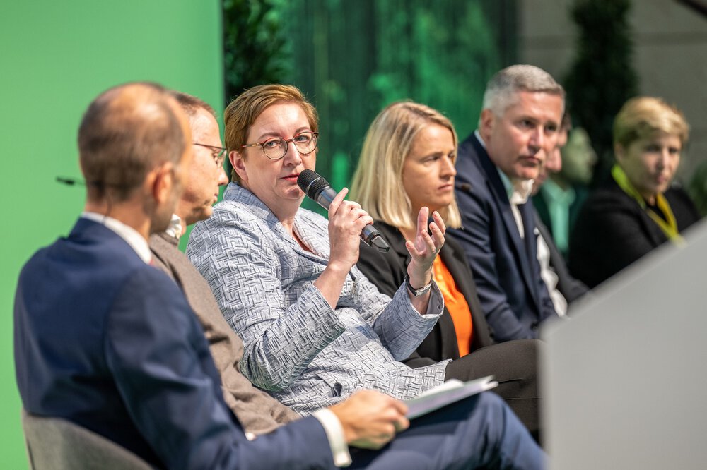 Bundesbauministerin Klara Geywitz diskutiert zum Thema bezahlbares Wohnen