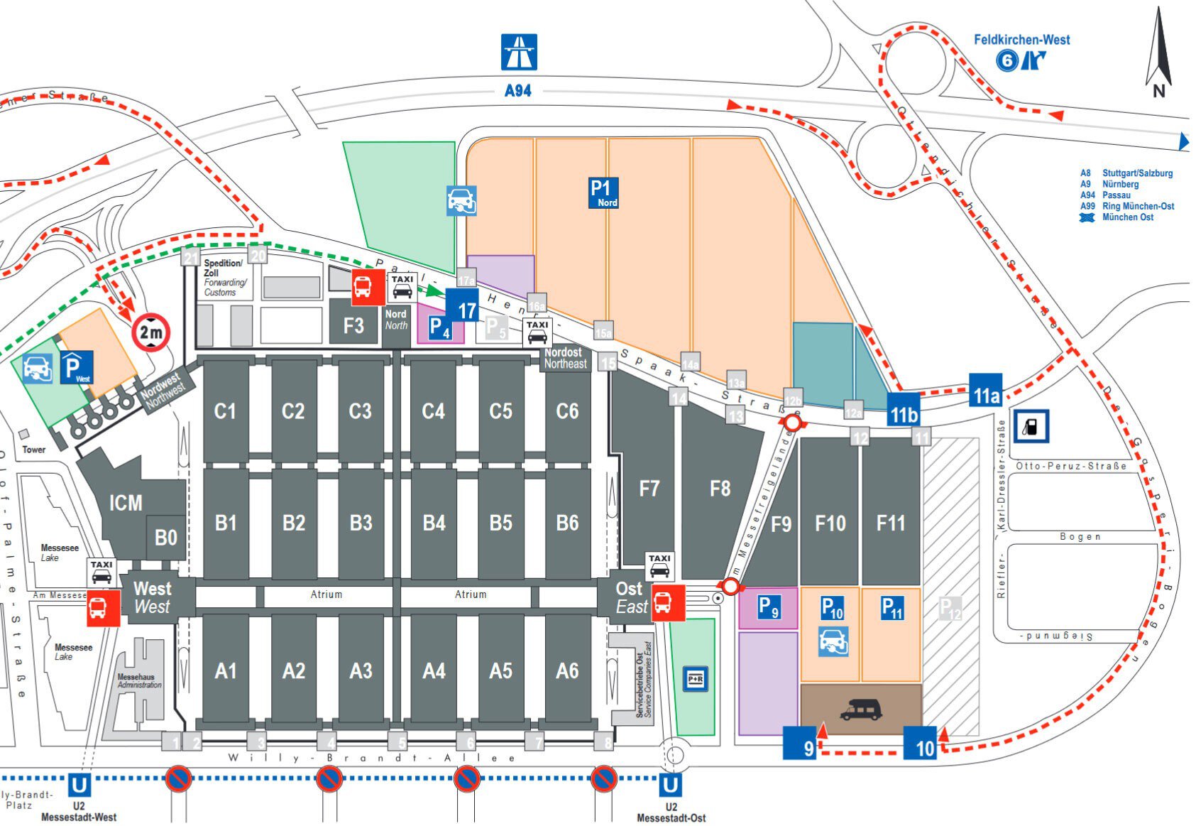 Plan des Messe München Geländes, mit Hallennamen und verschiedenen eingezeichneten Anfahrtswegen.