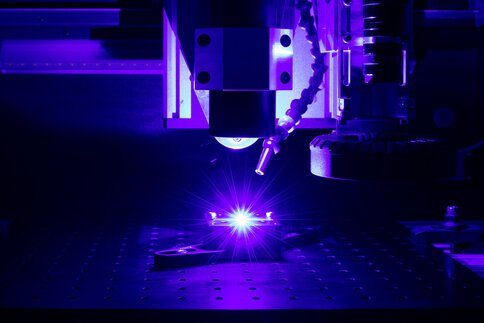 Buntmetalle absorbieren blaues Licht mit Raten um 65 Prozent.