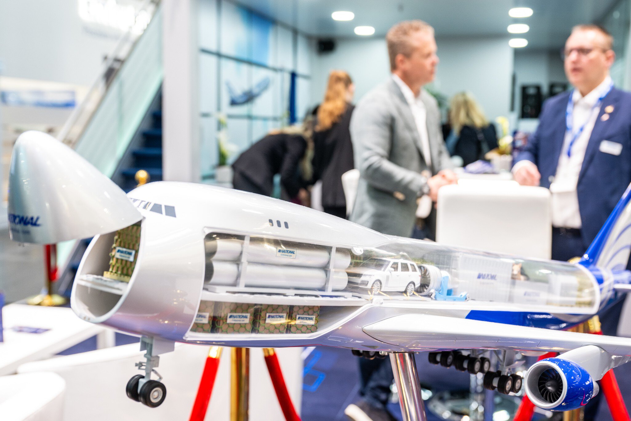Ein Flugzeugmodell an einem Ausstellungsstand. Die Schnauze ist aufgeklappt und an der Seite erkennt man die einzelnen Abteilungen für Frachtgut.