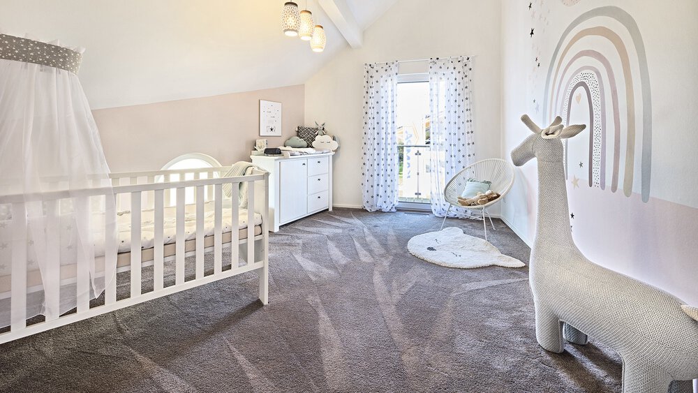 Das KAMPA-Kinderzimmer verfügt über ein gemütliches Kinderbett mit Baldachin, eine elegante Kommode und ein süßes Giraffenspielzeug unter einem farbenfrohen Regenbogen-Wandbild.