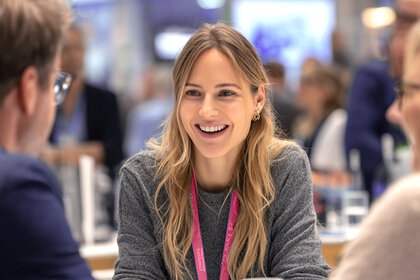 Besucher auf einer Messe im Gespräch