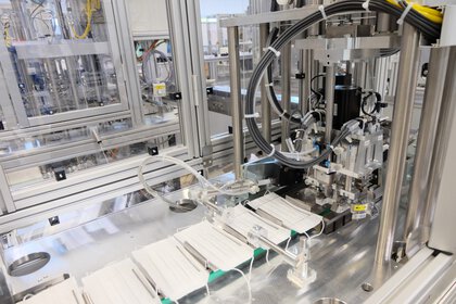 The assembly plant manufacturer PIA Automation provides fully automatic assembly lines for high-speed production of face masks. 