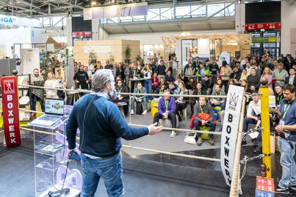 Startup Bühne in Form eines Boxrings auf der BAU 2025