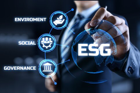 Eine Person im Anzug berührt mit einem Stift ein digitales ESG-Symbol, daneben befinden sich Symbole für Umwelt, Soziales und Unternehmensführung.