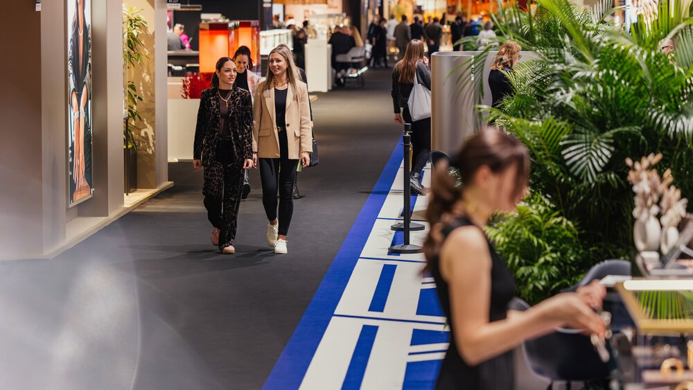 Several trade fair visitors move between various exhibition stands and recreation areas at INHORGENTA.