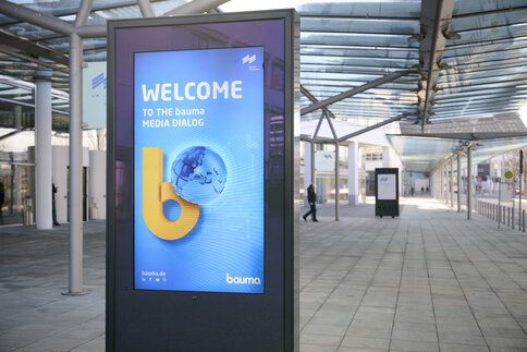 Digital welcome sign on the way to the ICM Munich with the inscription 