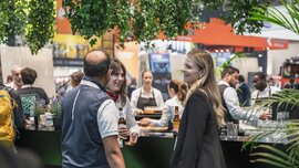Teilnehmende der IFAT Munich Startup Night im Austausch bei einem Networking-Event. 