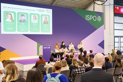 Blick auf die Bühne mit einer Panel-Diskussion mit Publikum auf der ISPO 2025.