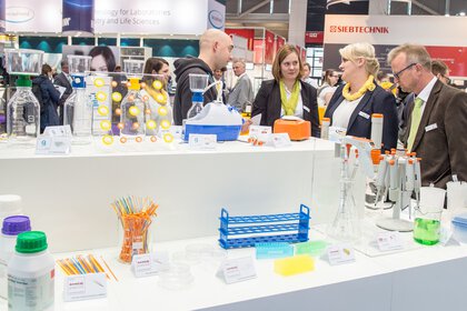 Messestand mit verschiedenen Laborgeräten und Produkten für die Laboranalyse zur Schau gestellt.