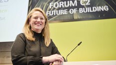 Sprecherin Elisabeth Endres steht auf der BAU Bühne