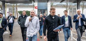 Guided Tour über die BAU - eine Gruppe von Personen folgt einem Guide über die Messe