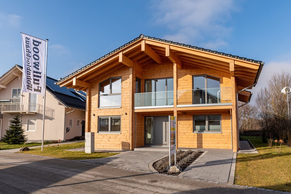 Modernes Holzhaus mit großen Fenstern, zwei Stockwerken auf dem Gelände des Bauzentrum Poing.