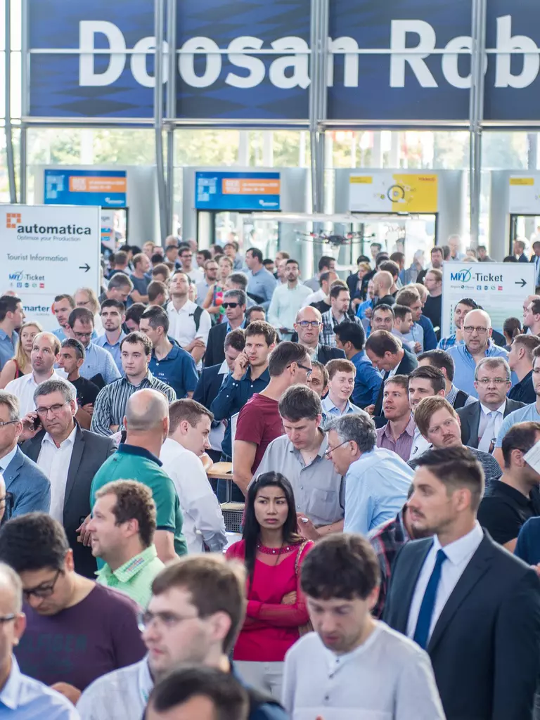 The entrance hall of automatica, filled to the brim with trade fair visitors.