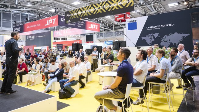 Vortrag und Publikum bei der Sonderschau Photonics Meets Robotics