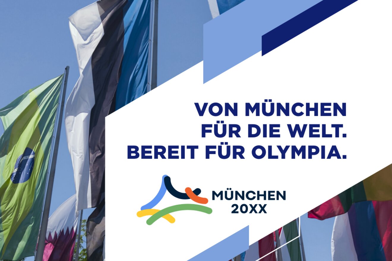 Auf dem Bild sieht man Flaggen im Hintergrund und im Vordergrund einen  Schriftzug in dunkelblau auf einem weißen Hintergrund