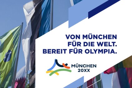 Auf dem Bild sieht man Flaggen im Hintergrund und im Vordergrund einen  Schriftzug in dunkelblau auf einem weißen Hintergrund
