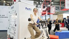 Eine Frau testet ein nachhaltiges Transportfahrrad für die Paketzustellung