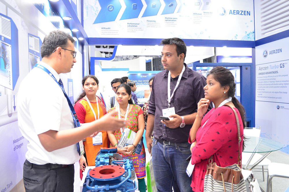 Besucher und Aussteller auf der IFAT India