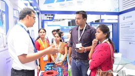 Besucher und Aussteller auf der IFAT India