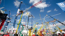 Farbenfrohe Kräne im Freigelände