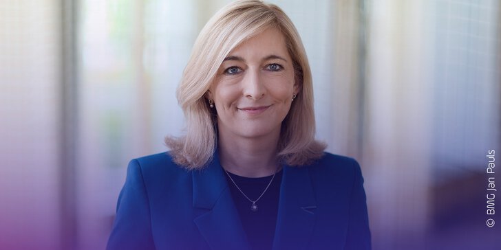 Eine Frau in einem blauen Blazer lächelt mit Text: Schirmherrschaft und Keynote 2027 Nina Warken, DMEA Connecting Digital Health