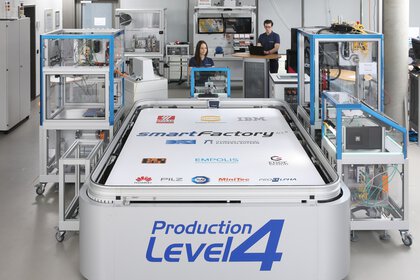 Futuristische Fabrik mit fortschrittlicher Robotik, arbeitenden Ingenieuren und einem 