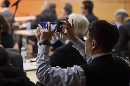 Teilnehmende des electronica Executive Event mit CEO Roundtable stimmen über ihre Smartphones live ab, die Ergebnisse erscheinen auf der Bühnenleinwand. 
