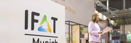 Eine Sprecherin auf der Bühne der Orange Stage, neben einem Podium mit dem IFAT Munich Logo.