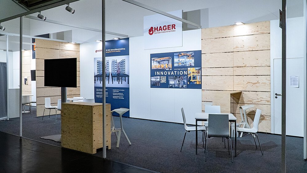Messestand mit Logo von 