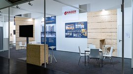 Messestand mit Logo von 