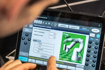 Hand bedient einen Touchscreen zur Steuerung eines Roboterarms mit grafischer Benutzeroberfläche und Einstellungsoptionen.