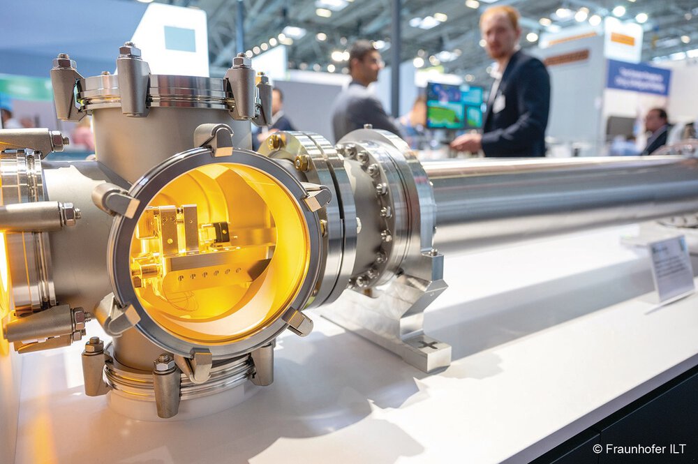 Nahaufnahme einer großen industriellen Metallkammer auf der LAS mit verschwommenen Besuchern im Hintergrund.