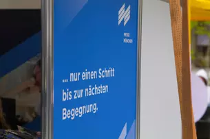 Auf dem Foto ist der Stand der Messe München auf dem Marienplatz in München am 03ten Mai beim Tag der offenen Tür der Stadt München zu sehen.