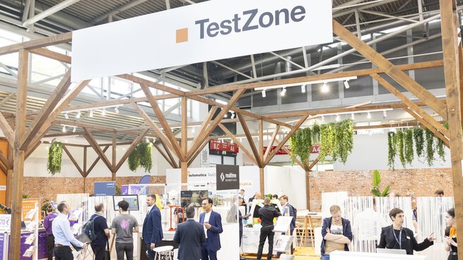 Kleine Messestände in einem Bereich der Messehalle A5 mit dem Schild 