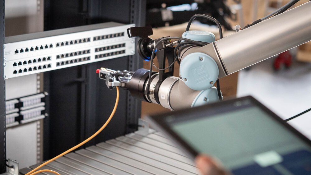 Dank der KI-basierten Robotersteuerung Mirai können Industrieroboter ihren Arbeitsbereich mit Kameras wahrnehmen und ihre Bewegungen an die Gegebenheiten anpassen. © Micropsi Industries