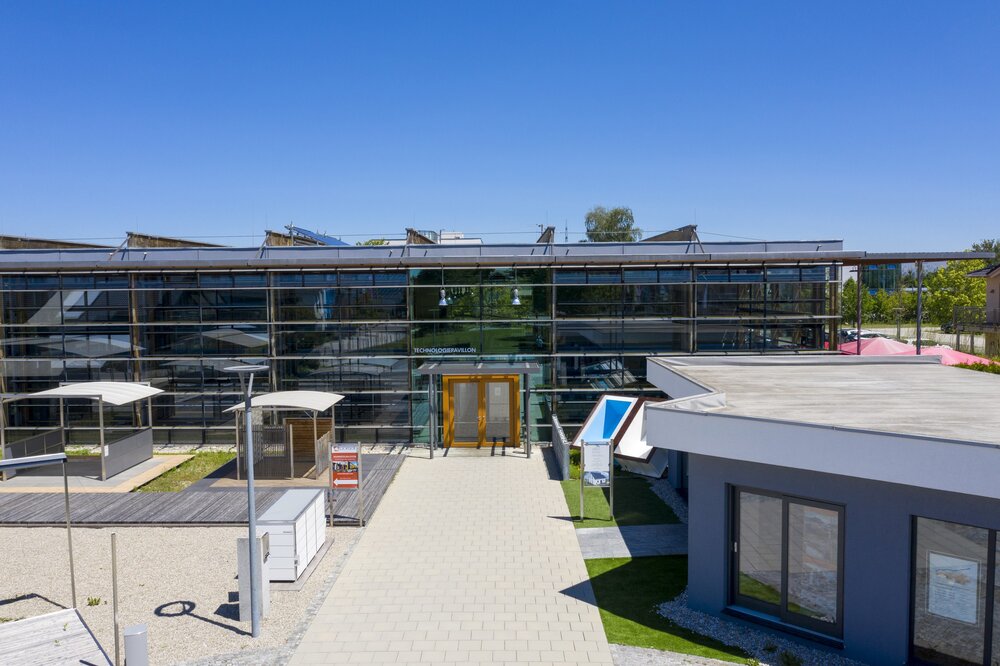 Der Technologiepavillon als Mittelpunkt des Bauzentrum Poing 