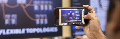 Smartphone filmt ein Display mit grafischer Darstellung von Topologien.