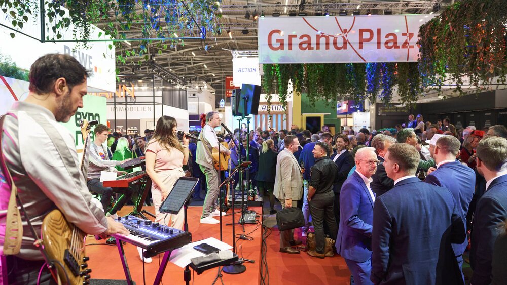 Live music and networking create a vibrant atmosphere at the EXPO REAL Grand Plaza.