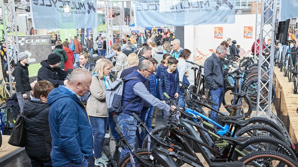 Mit dem neuen Fahrrad in den Frühling
