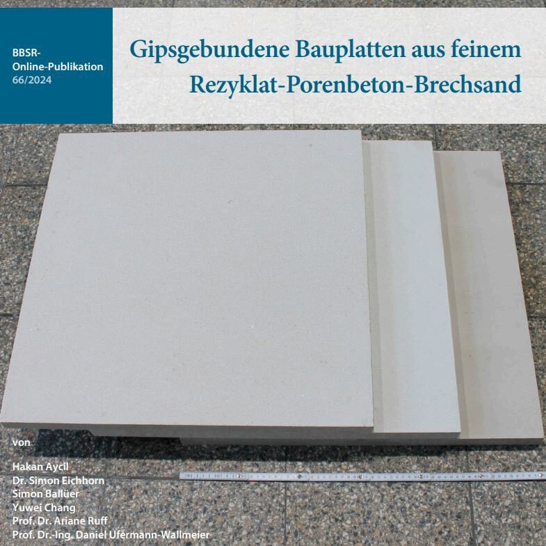 Gestapelte Gipskartonplatten auf einer strukturierten Oberfläche mit deutscher Textüberlagerung oben.